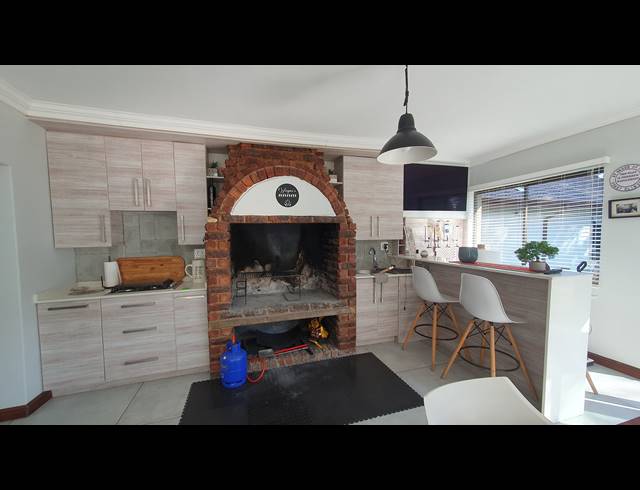 4 BEDROOM FREEHOLD FOR SALE IN BRACKENHURST
